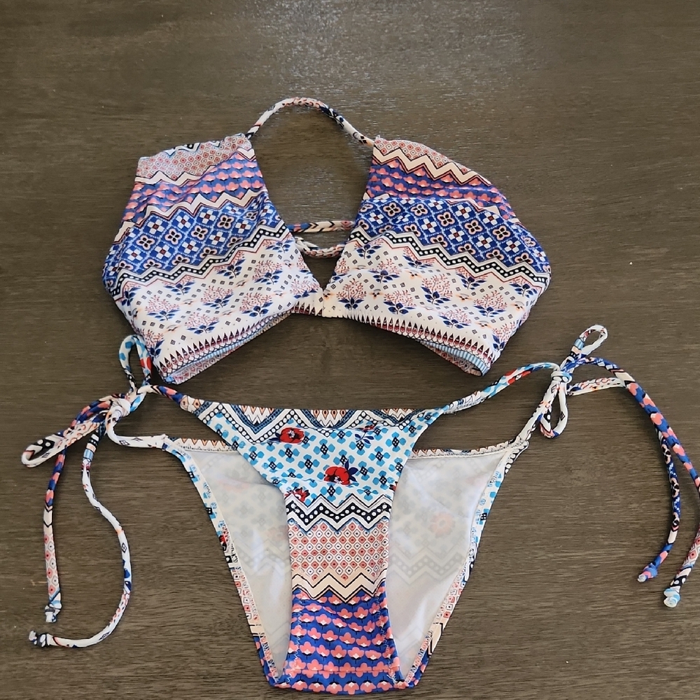Colorful Patterned Adjustable String Bikini And Halter Top Set